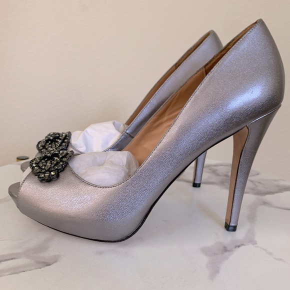 Metallic Gray BADGLEY MISCHKA shoes - Picture 2 of 3